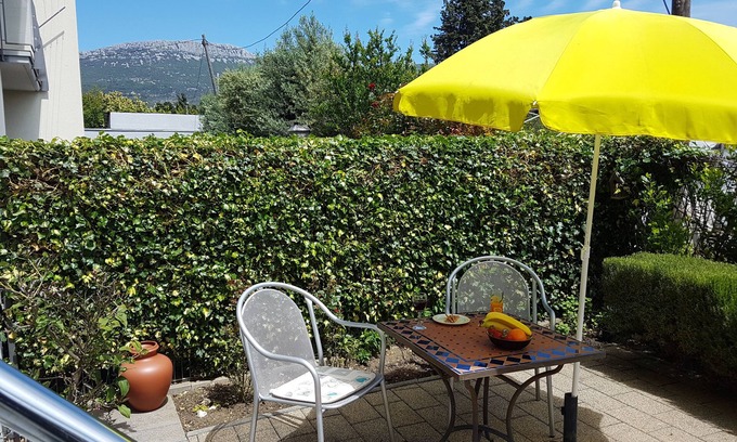 Kastel Stari Apartment | Own Private Garden+100 Mtrs To Beach, Bars & Shops
