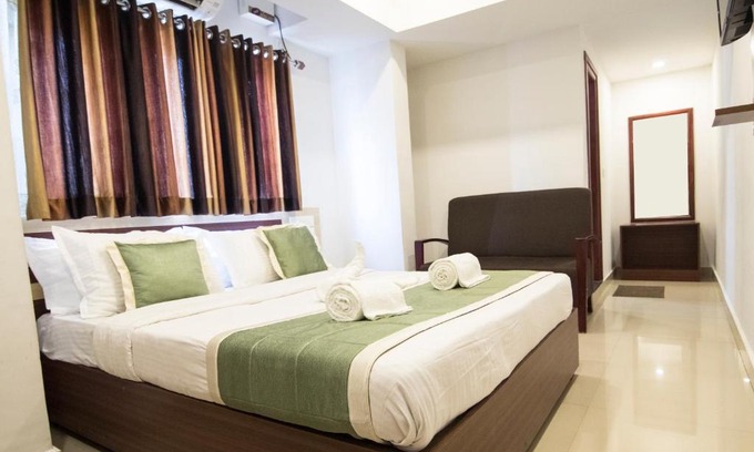 Kaloor Hotel | OYO 18604 Puthens Capitol Inn