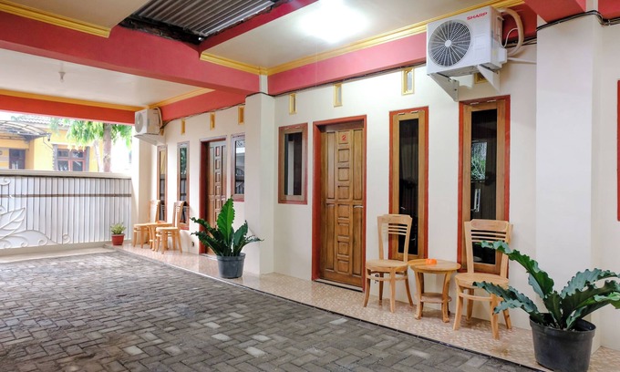 Blimbing Hotel | OYO 2986 D&a Guesthouse Syariah And Rent