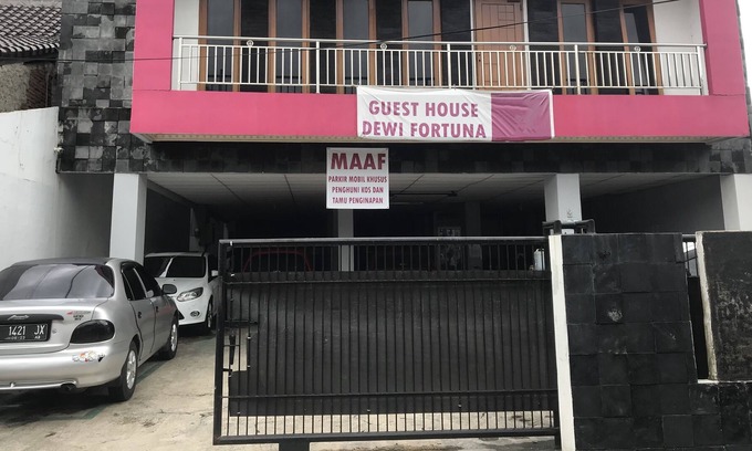 Jakarta Hotel | OYO 90436 Dewi Fortuna