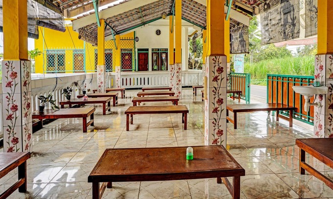 Dinoyo Hotel | OYO 92215 Ampiran Bromo Syariah