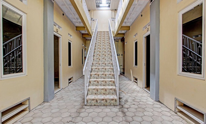 Muncar Hotel | OYO Life 93034 Ayri Home