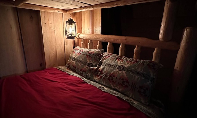 Seward Cabin | Oz Lodge: Bunkhouse - Cozy, Rustic & perfect for a family or group of friends!