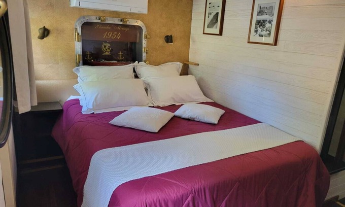 Villalbe Boat Rental | Péciche d'hôtes '"Mirage" - La Chambre St-Exupéry