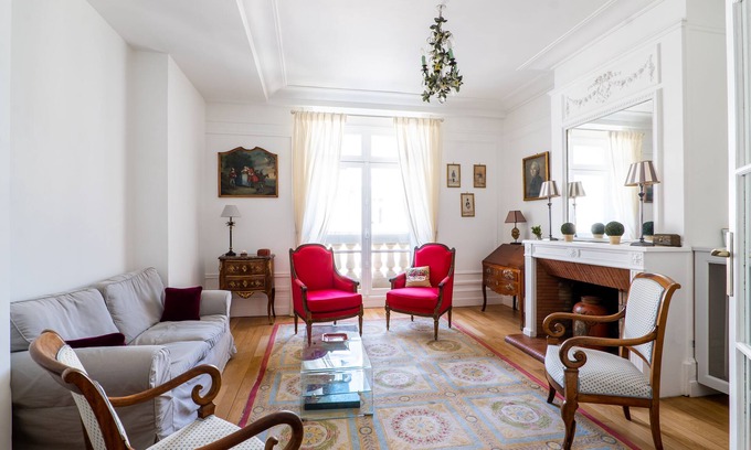 Quartier de l'Ecole-Militaire Apartment | Pérignon's Palazzo, by Veeve