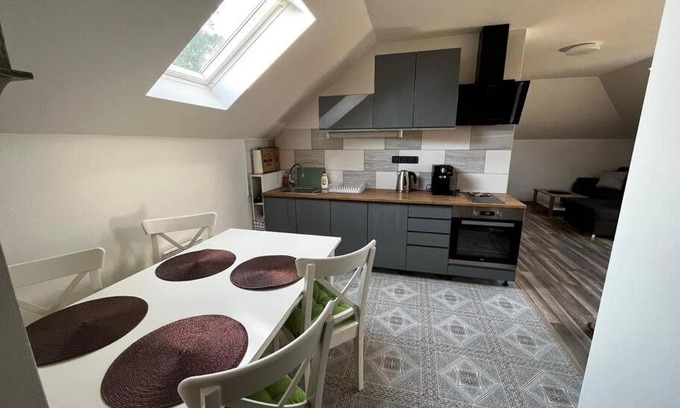 Trsice Apartment | Příjemný podkrovní byt s parkováním na pozemku.