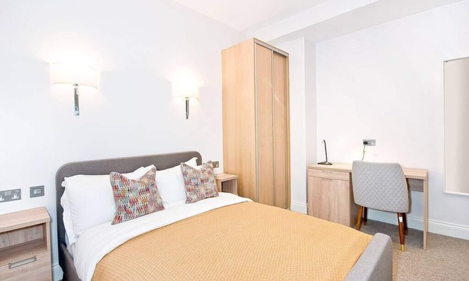 Temple Apartment | P2E sleeps 2En-suite Double Room wifi desk air con