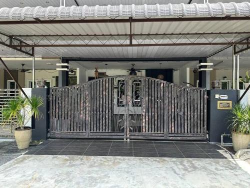 Kampung Kelang Sagu House | Pa&Ma HomeStay Kulim 4R3B fully aircond