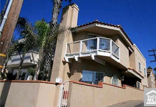 Huntington Beach House | Pacific Breeze Right Next to Huntington Beach Pier! Steps from Beach!