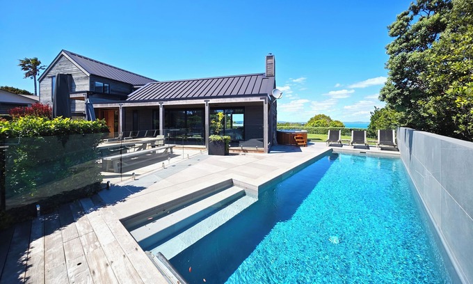 Surfdale House | PACIFIC ESCAPE l Luxury house with SPA & Pool & Sea Views | Be My Guest