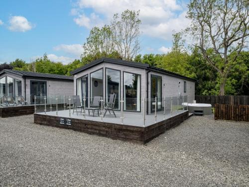 Perth House | Paddock Lodges Deluxe 2 Bed Chalet