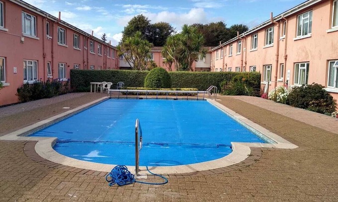 Paignton Apartment | PAIGNTON, CENTRAL LOCATION BY THE SEASIDE - 1 BEDROOM APARTMENT + POOL + PARKING