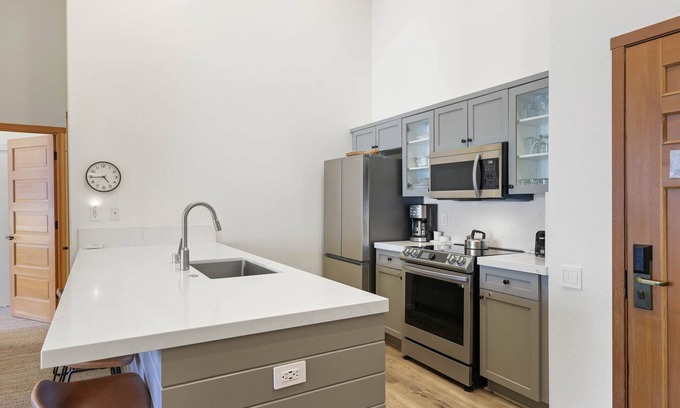 Olympic Valley Condo | Palisades Tahoe Lodge Two BR+Twins Ski-in/out #801