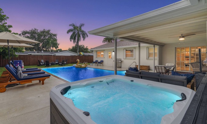 Hunt Club House | Palm Beach Luxury/5BR, Pool, Hot Tub, Fire Pit, Billiards, Arcade/Sleep 18