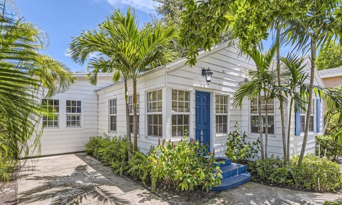 Grandview Heights House | Palm Beach Oasis - Indulge in Garden Tranquility with Alfresco Dining