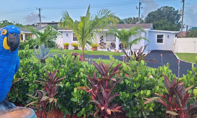 Palm Springs House | Palm Springs Paradise 3-Bedroom 2-Bath 5 Miles to the Beach