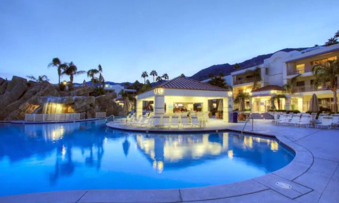 Canyon Corridor Condo | PALM SPRINGS PERFECTION! 2BDR sleeps 6! POOLSIDE Bar & Grill