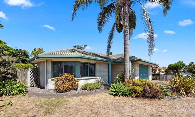 Papamoa Beach Cottage | Palm Tree Haven - Papamoa Holiday Home