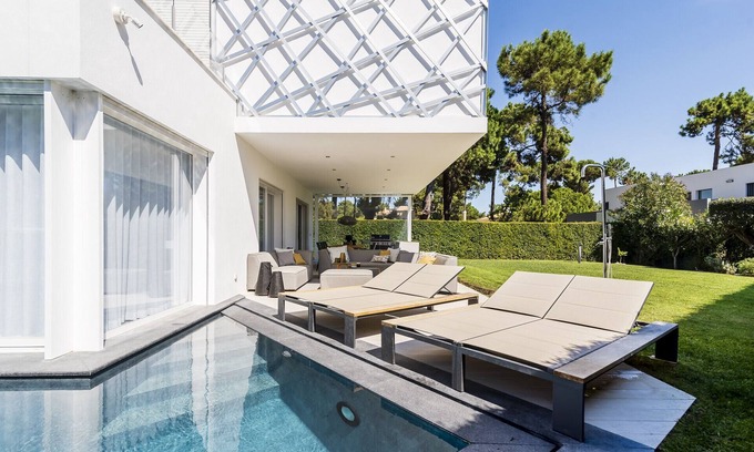 Charneca de Caparica e Sobreda Villa | Palm Villa Aroeira by CadenzaLux