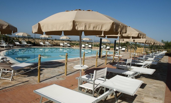 Casalappi House | Panoramic three-room apartment with garden, swimming pool, tennis, in the countryside near the sea and services