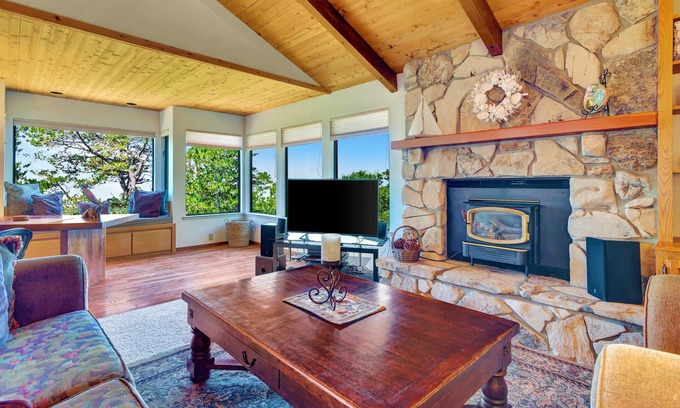 Cambria House | Panoramic Ocean View Retreat in Cambria 3 bedrooms 3 baths