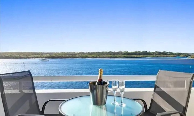 Noosaville Apartment | Panoramic River & Ocean Views - Penthouse -Rooftop