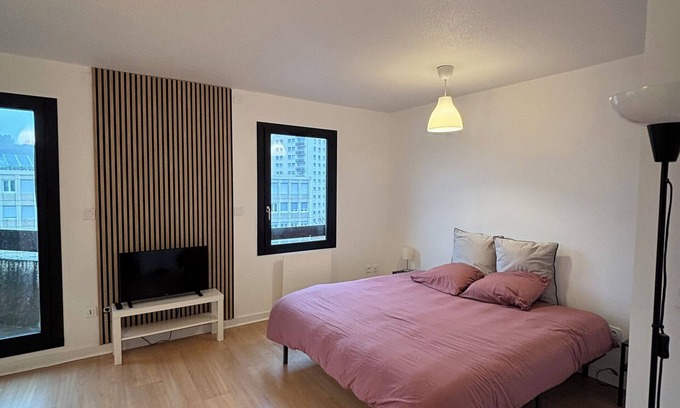 Teilhard Apartment | Panoramic view of Clermont-Fd with king-size bed