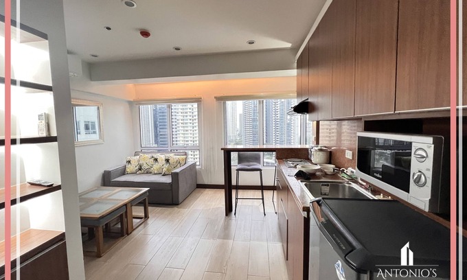 Bonifacio Global City Condo | Panoramic View of City 1BR | WIFI & NETFLIX | BGC