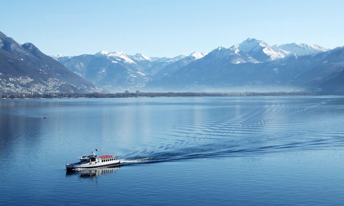 Locarno Apartment | Panoramic view of Lake 305