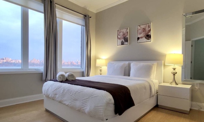 Edgewater Apartment | Panoramic water view , 10 min to manhattan on the river amazing D