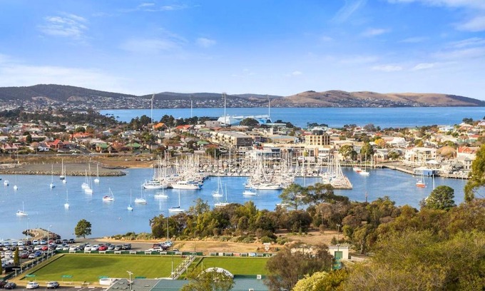 Rosny House | Panoramic water views with stunning interiors