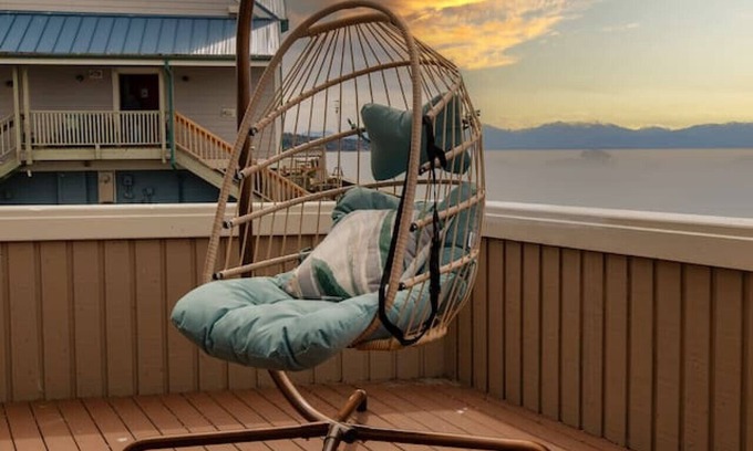 Oak Harbor House | Panoramic Waterfront 5b3b Getaway @Oak Harbor