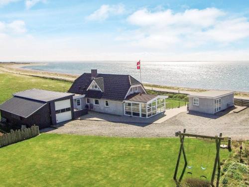Sindrup House | Panoramic Waterside Retreat-By Traum