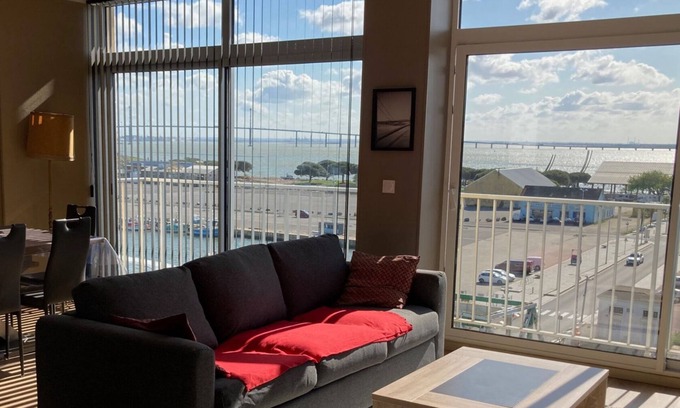Saint-Nazaire Apartment | Paquebot - face port - mer - parking