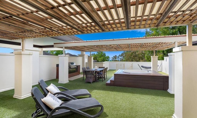 Palm Cove Apartment | Paradise Bound - A Rooftop Resort Retreat