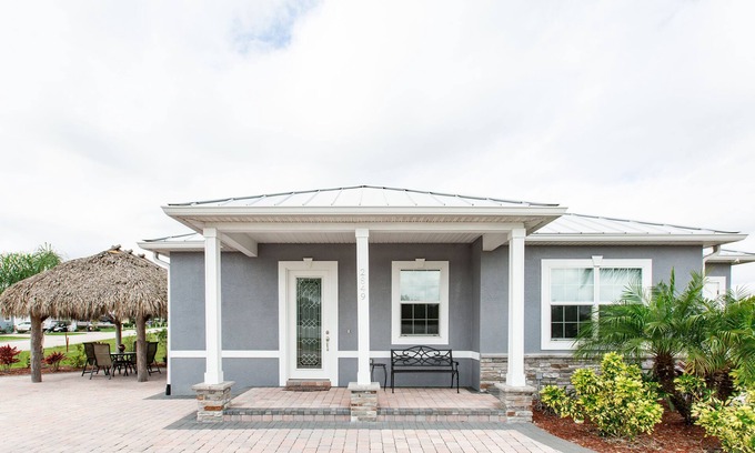 Polk City Cottage | Paradise Cottage & Tiki Hut at Bay Lake Resort