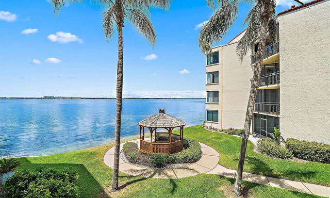 St. Petersburg Condo | Paradise Island - 5 min from the beach! La Puerta Isla Del Sol 2BR/2BA