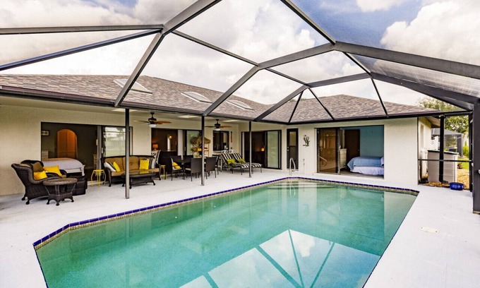 Caloosahatchee House | Paradise on Everest: 3 Bedroom Waterfront Heated Pool Home. Minutes to the Gulf