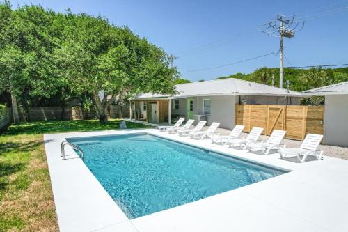 Coquina Gables Apartment | Paradise Palms - Nautilus Suite - Pool - Steps to Ocean - 10 min to Downtown!