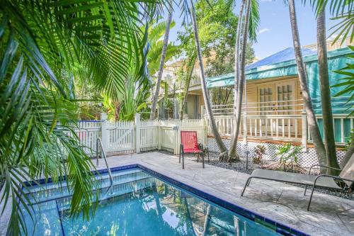 The Meadows House | Paradise Place by AvantStay Key West Old Town Condo w Shared Pool