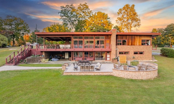 Littleton House | Paradise Point: Pool Table & Massive Outdoor Area!