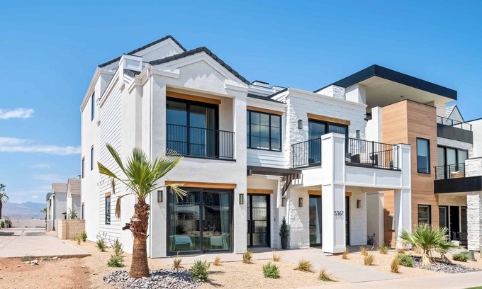 St. George House | Paradise Shores: Private Pool, Lagoon + Beaches