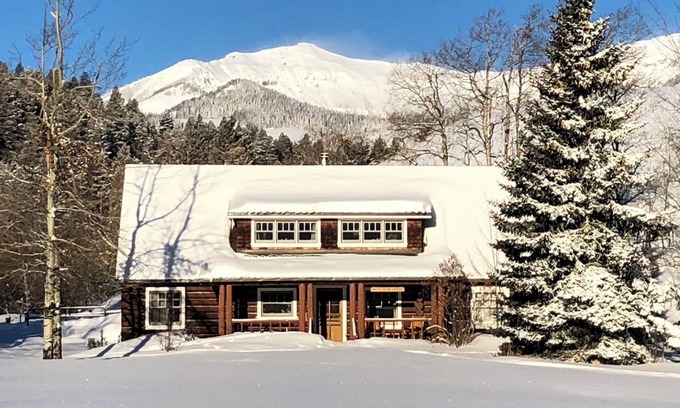 Emigrant House | Paradise Valley Log Bunkhouse: 6BR Mountain Retreat on Historic Working Ranch