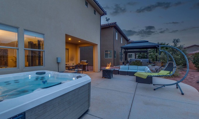 Santa Clara House | Paradise Village Resort 97| Private Hot Tub, Games, Ping Pong Table, Arcade Basketball, and More