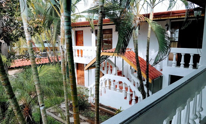 Quepos Hotel | Paraiso blue hotel with pool and garden