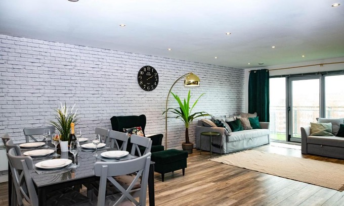Swindon Apartment | Paramount Views