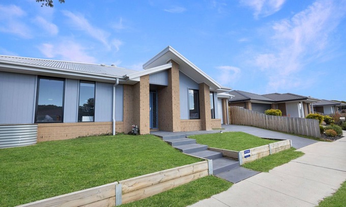 Paynesville House | Park Cottage - Create memories with the family, four-legged friends included