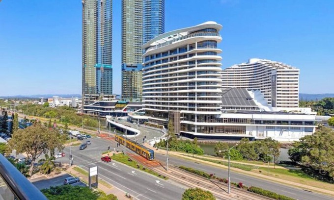 Broadbeach Waters Apartment | Park Views & Luxe Amenities in Broadbeach