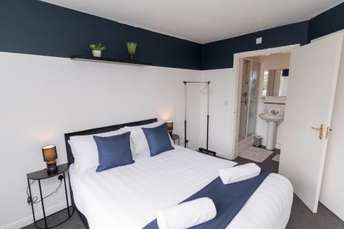 Wolverhampton Apartment | PARKING Luxe City Centre Sleeps 4 NEW