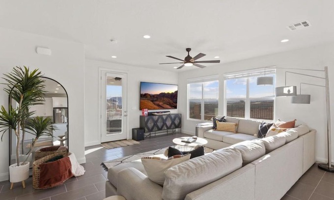 Washington House | Paseos 1317 Sleeps 10 guest, Private Spa, Putting Green, EV Charger, Nintendo Switch and more!